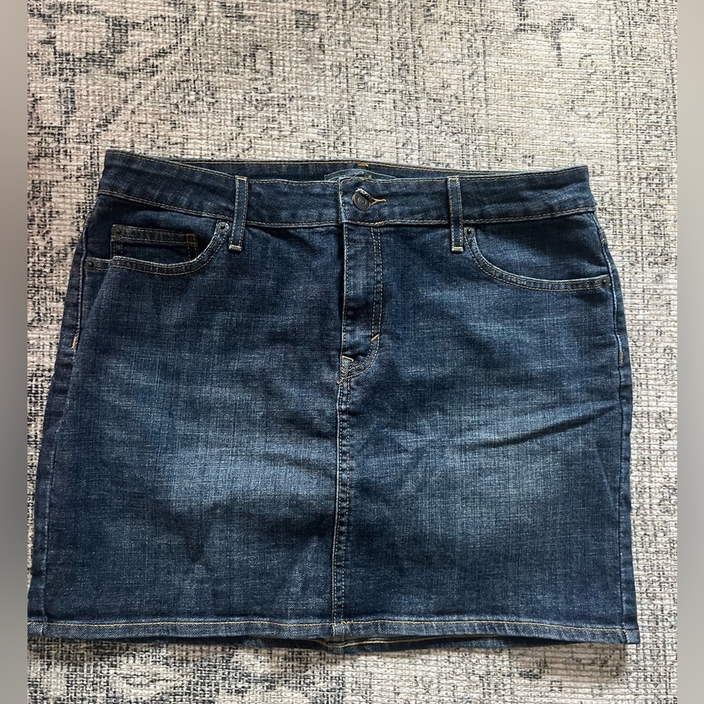 Never worn Levi’s mini denim skirt